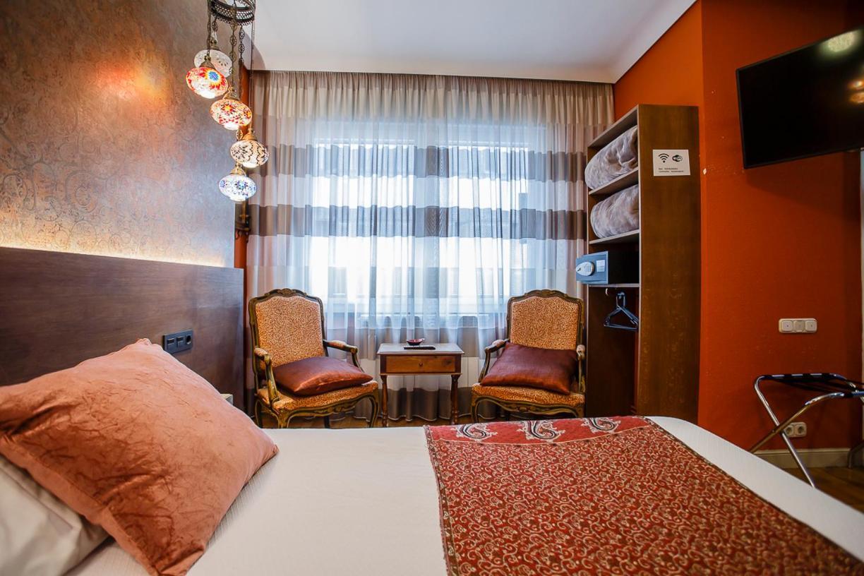 Hostal Rodas Pamplona Eksteriør bilde